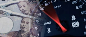 スピードメーターと紙幣の写真。オンラインカジノで一般的な素早い払い戻しを表している。